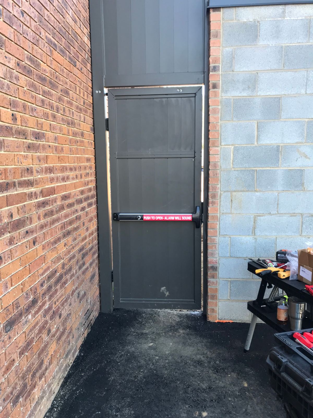 Steel walk gate with hydraulic closure and panic exit hardware